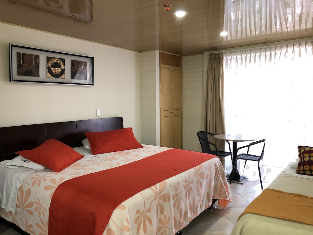 Hotel El Lago Inn