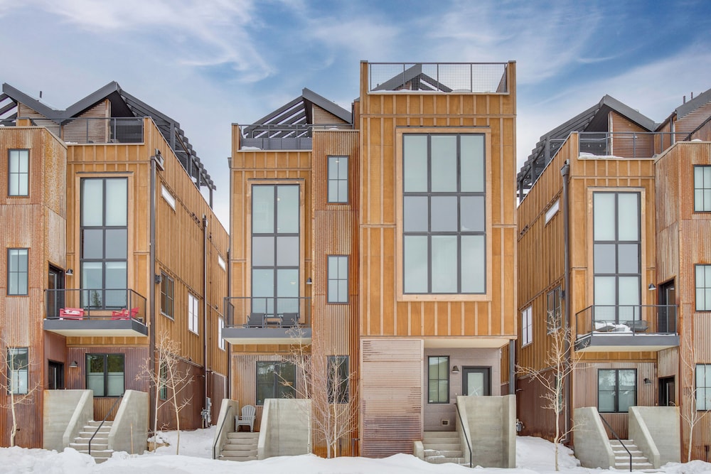 Rooftop Hot Tub + Views: Townhome in Winter Park
