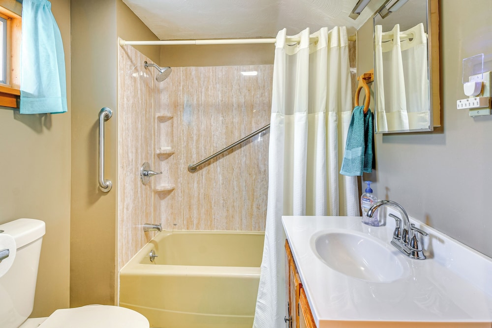 3 Mi to Seneca Lake: Couple's Apt w/ River Access