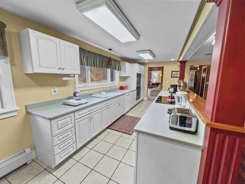 Calimont - Hot Tub- Pet Friendly - Minutes To Killington/pico 6 Bedroom Home by Redawning view 4