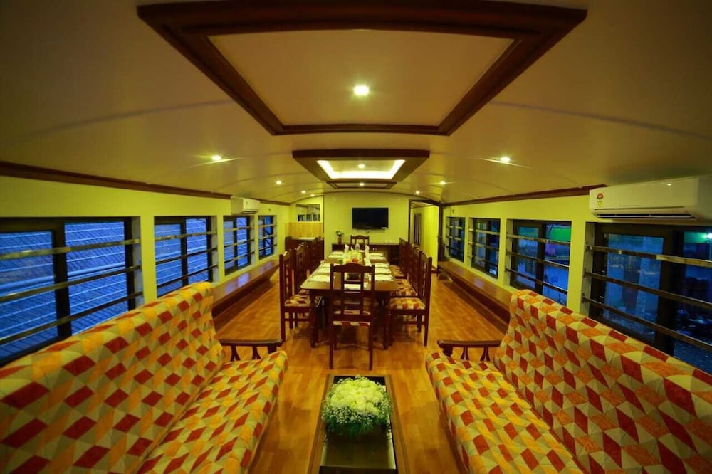 Cosy Houseboats