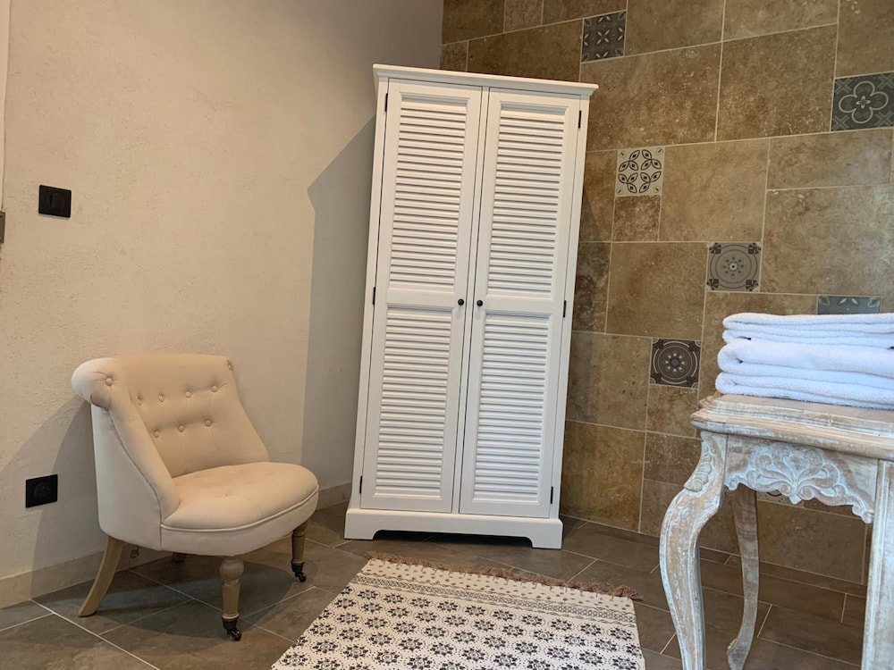 Le Mas aux cedres en Lioux — bathroom
