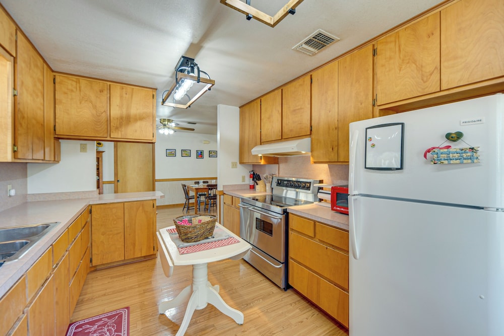 Pet-friendly Hill Country Retreat w/ Deck!