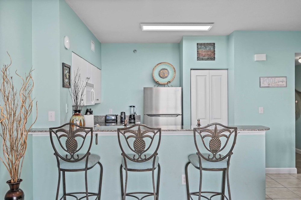 Relax at Panama City Beach Balcony, Parking, Walk to Dining