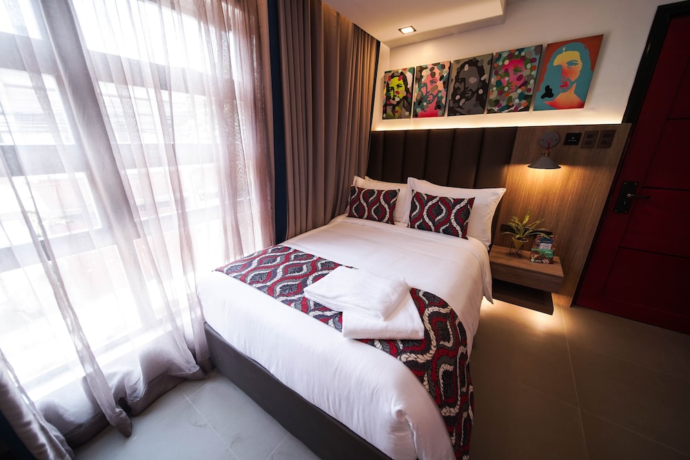 UNWND Boutique Hotel Makati view 2