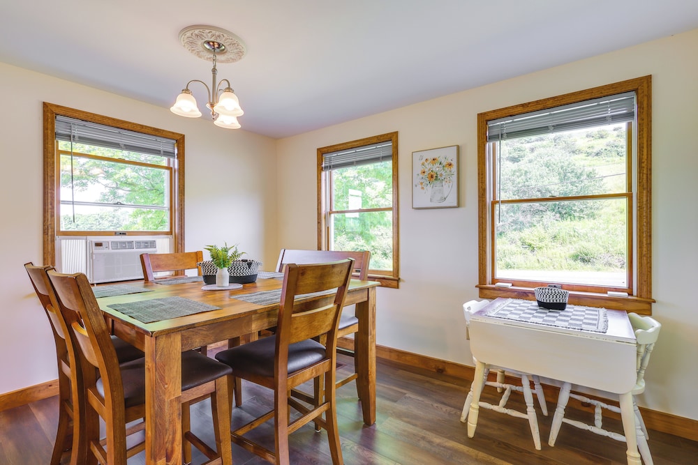 4 Mi to Dtwn Granville: Family Home w/ Deck!
