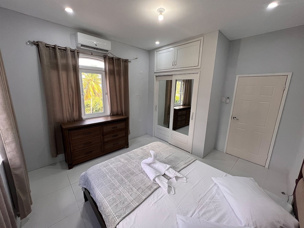 Glencoe Townhome With Loft Jacuzzi and Pool view 5