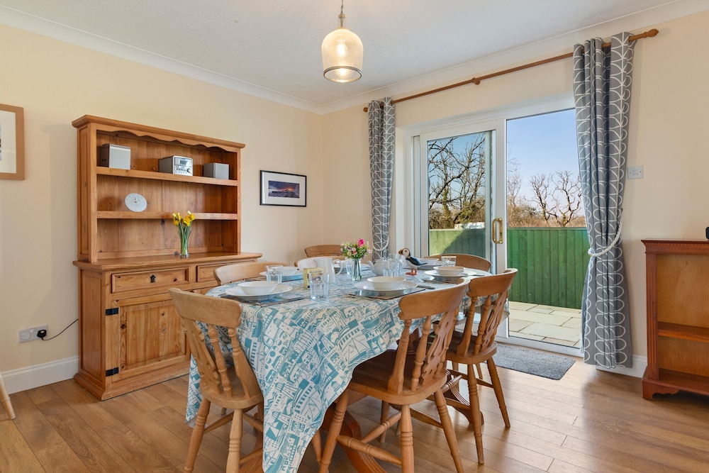 Honeyfield Lodge - Spacious Cottage Rural Views