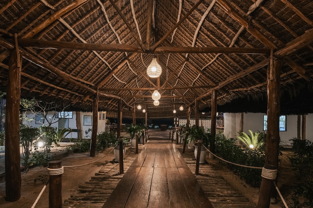 Hakuna Majiwe Beach Lodge