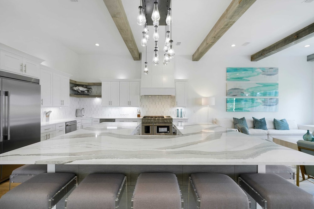7 Bedroom Serentiy Sands Cottage with Heated Pool and Spa