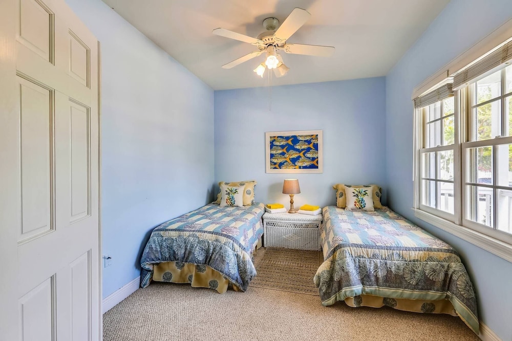 Place to Relax by Avantstay Shared Pool 3 Miles to Smather's Beach Month-long Stays Only view 2