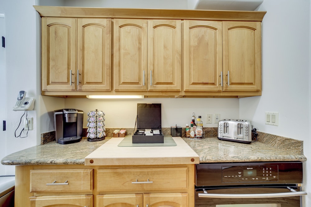 Thunder Mtn Views: Walkable Home in West Sedona!