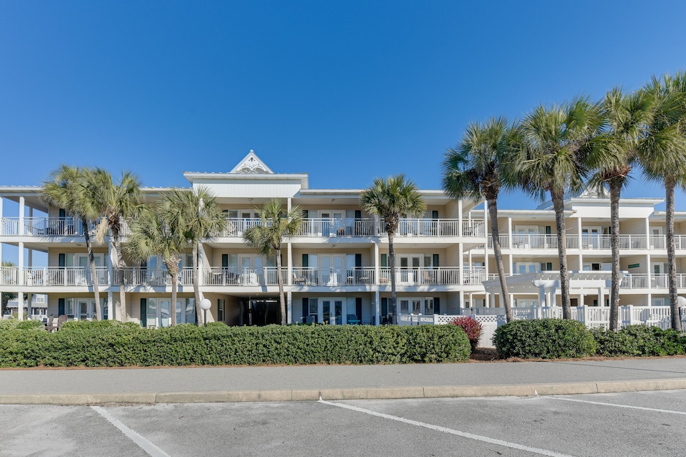 Lovely Destin Condo w/ Pool Access: Walk to Beach! view 4