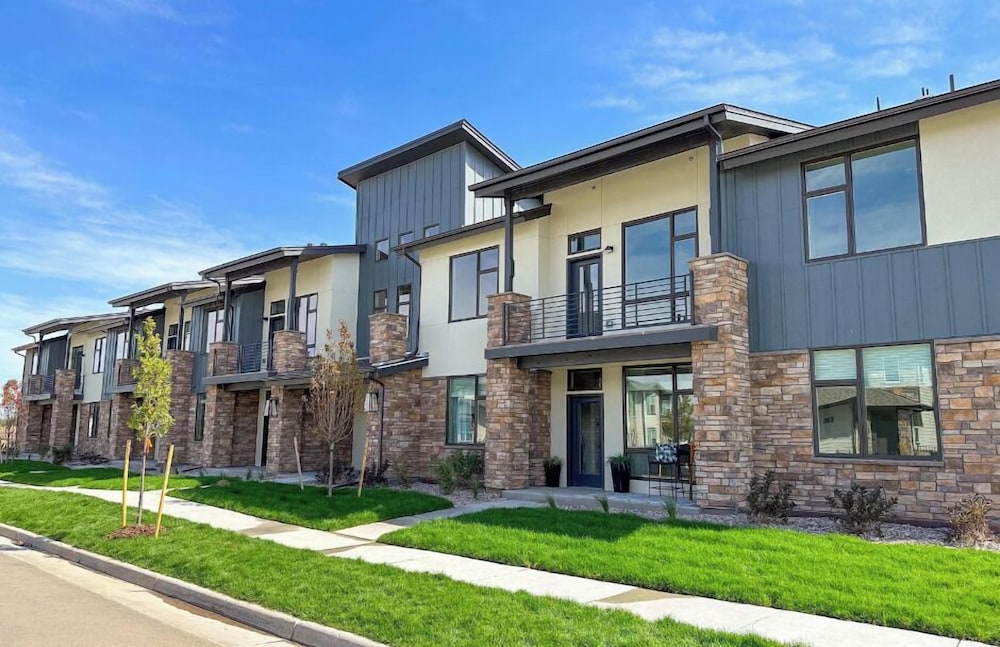 The Landmark 2 King Beds, Garage & Fireplace