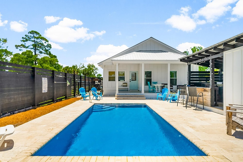 Beach House - 6th Street Retreat by PHG