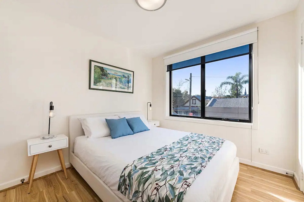 Prime Location 1 Bedroom Apartment Near MCG With Parking