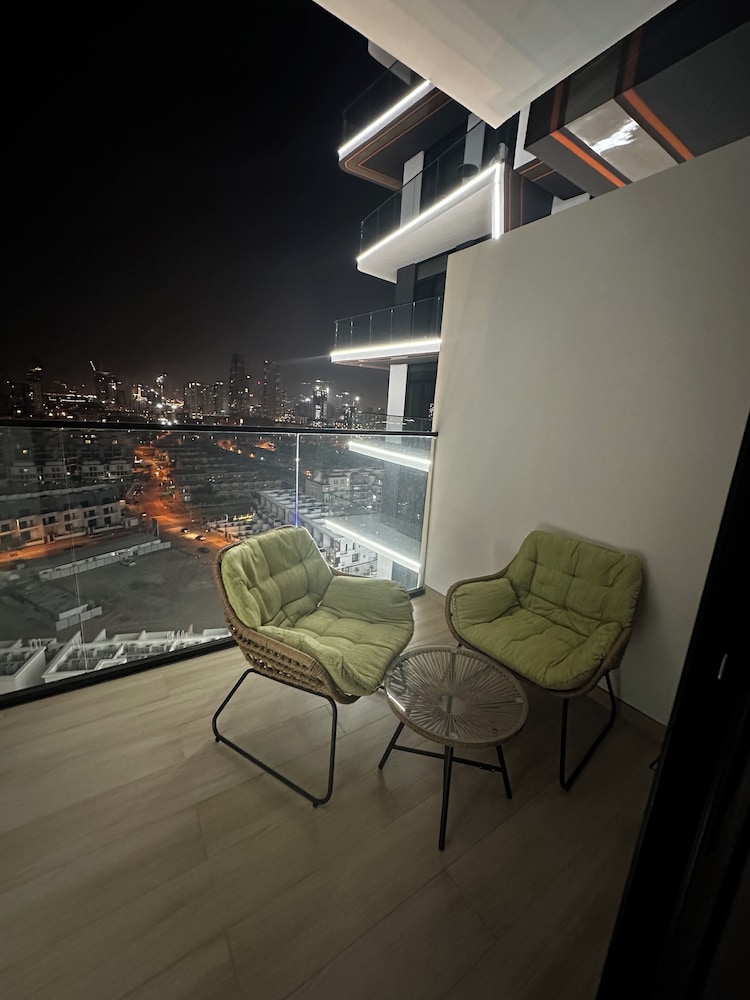 WelHome - Dubai Delight: Luxe Living 1BR at Binghatti Luna
