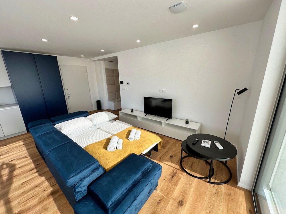 Garden Residence - Premium Castle View Apartment