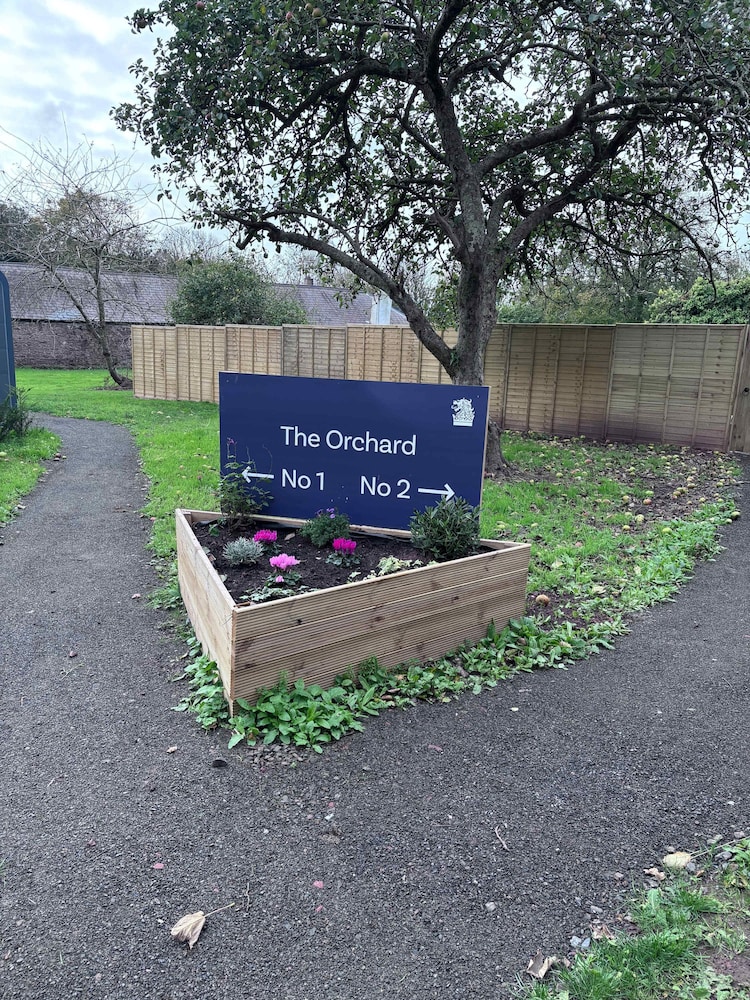 Glamping Pod With a Hot Tub in Orchard
