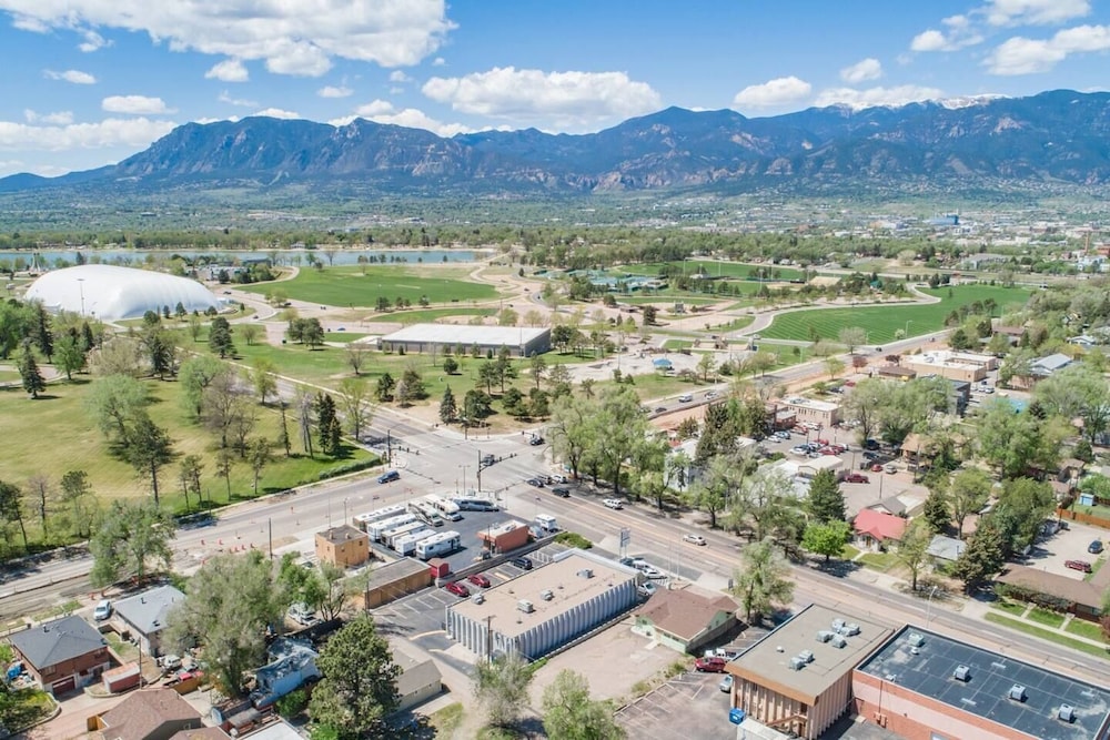 2 Bedroom near Parks, A Lake, Downtown view 4