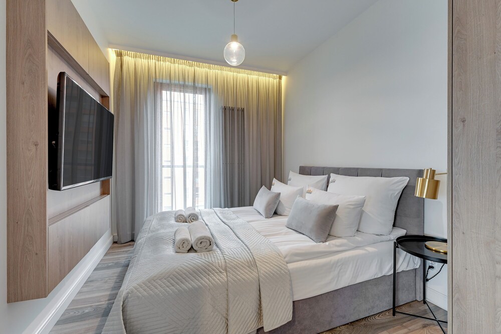 Aura - Riverside & Parking by Downtown Apartments