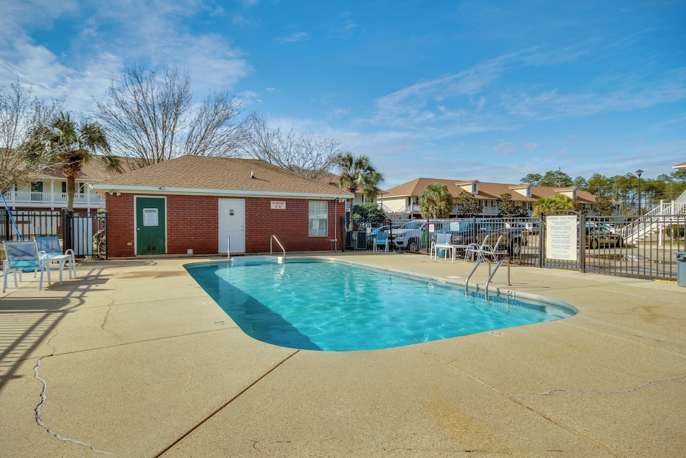 Community Grills & Pool: Gautier Condo!