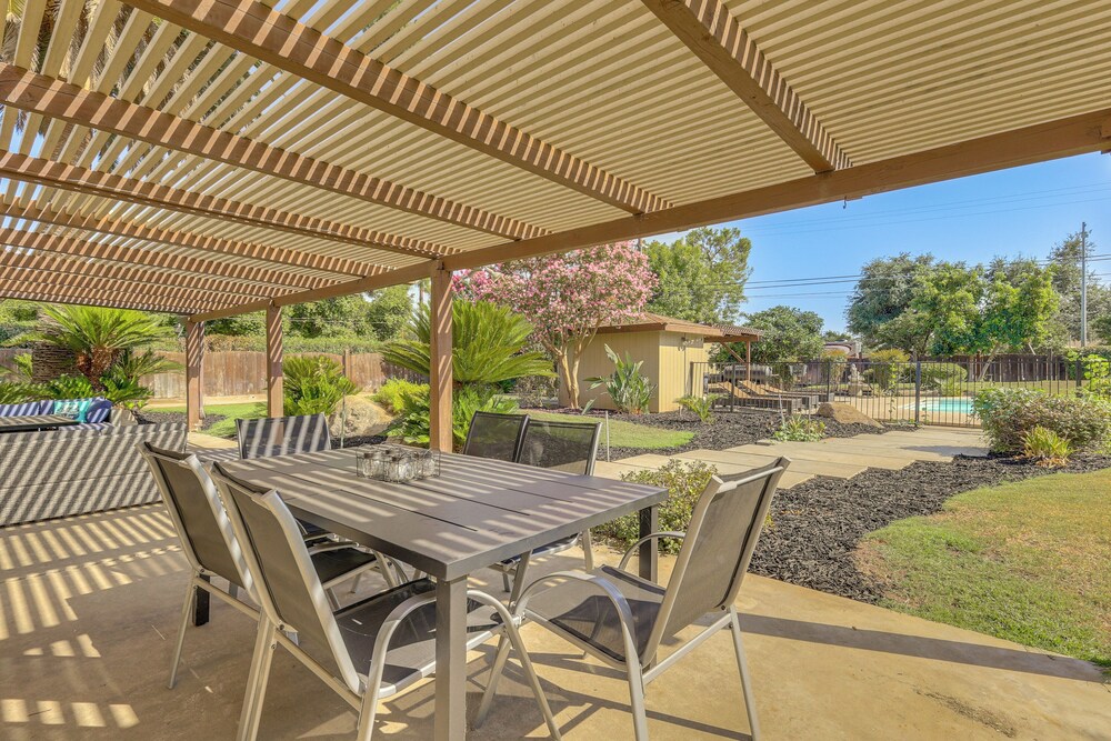 Spacious Home - 6 Mi to Downtown Fresno! view 5
