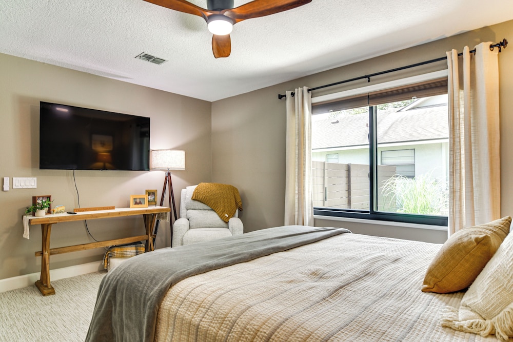 2 Blocks to Golf Course: Spacious Tampa Home!