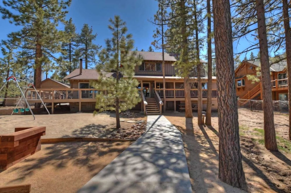 Sleeps 23 2 Homes, Lakefront, Private Dock, Hot Tub, Game Room, Swingset, View