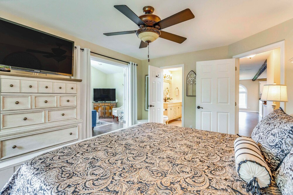February Perks! Couples Getaway in Hayesville
