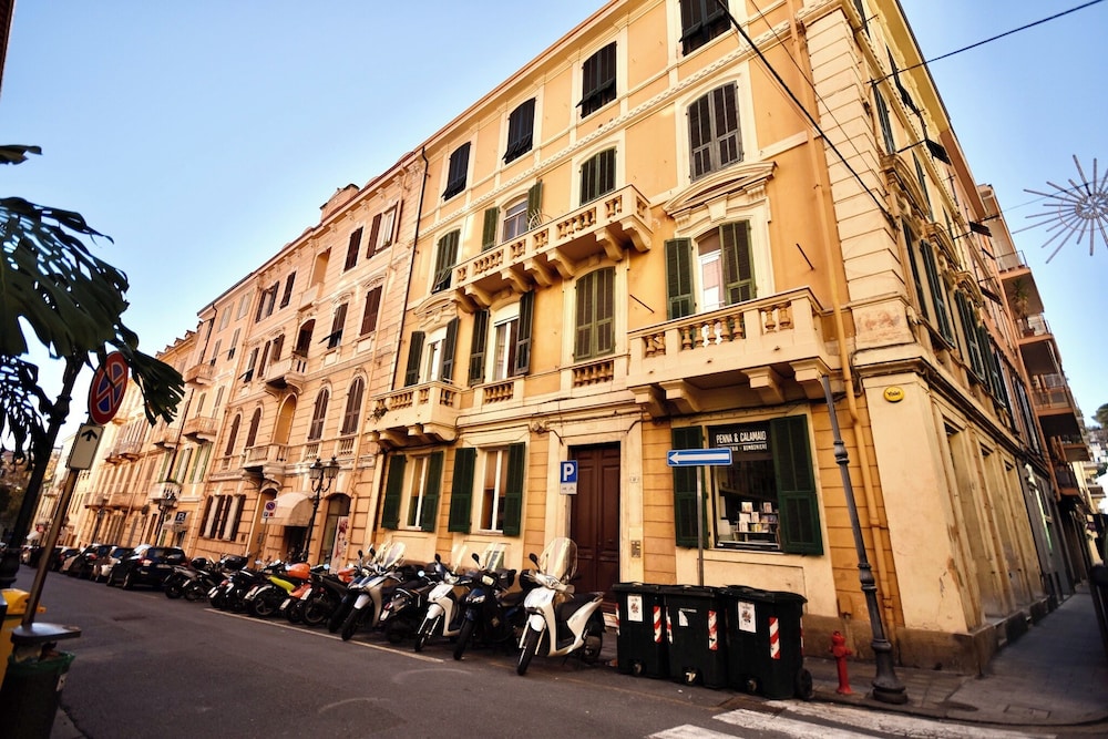 De Angelis Central House