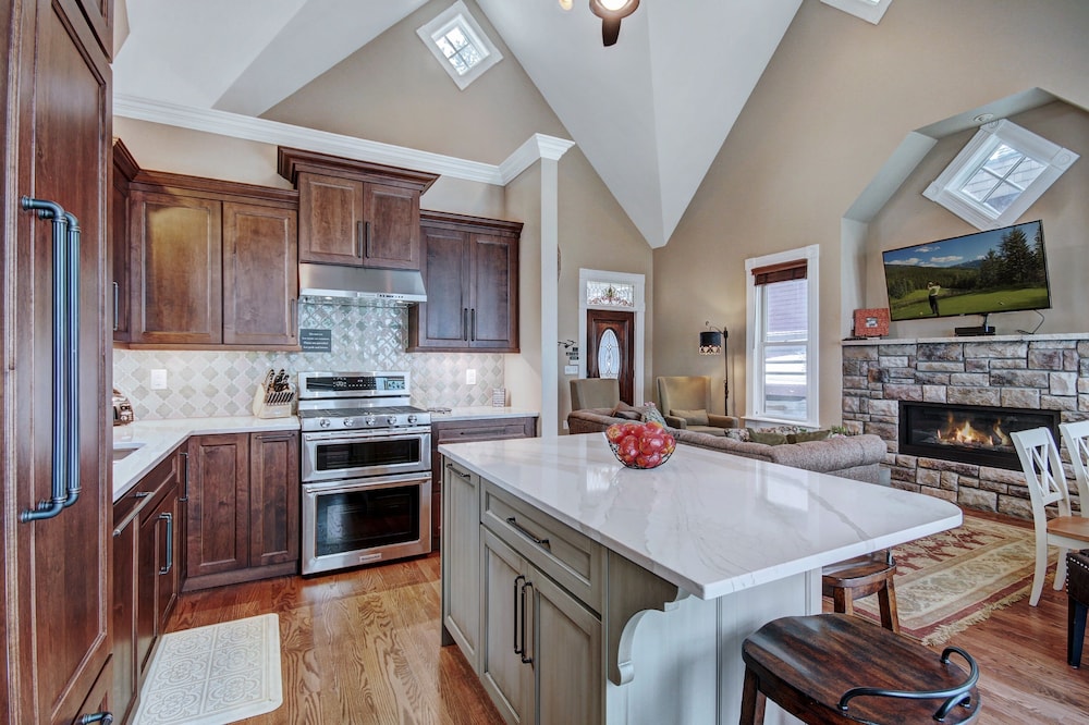 Ridge Street Lookout 4 Bedroom Home by RedAwning