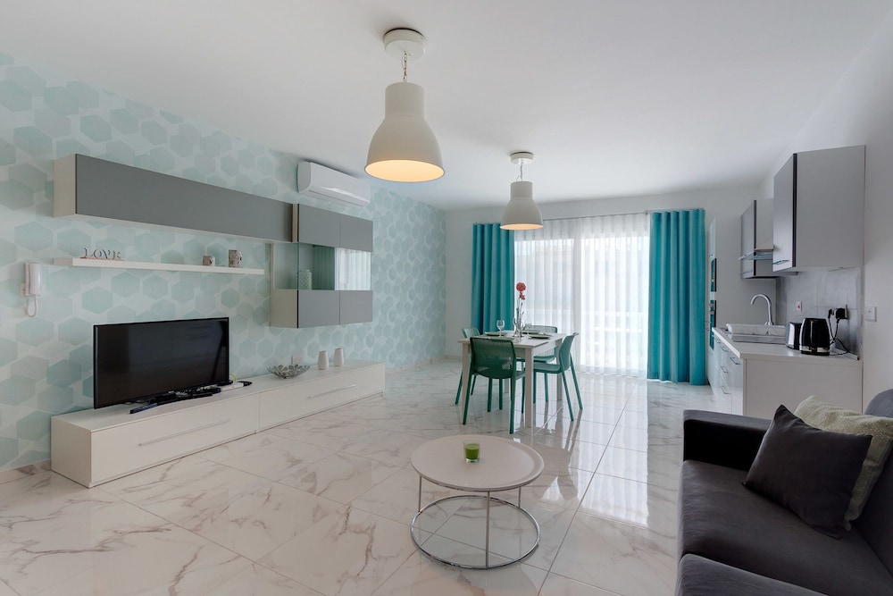 Marvellous 2 Bedroom Apartment by the Sea photo 1
