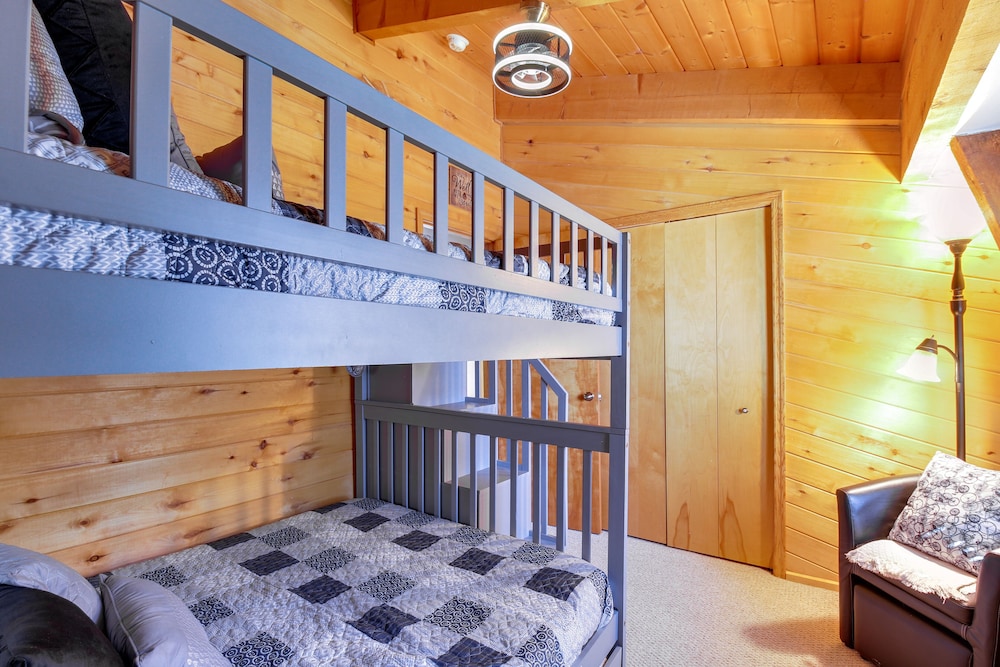 Hot Tub + Decks: Sherwood Forest Cabin