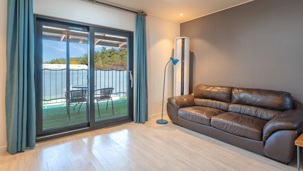 Gangneung Nineone Pet Pension