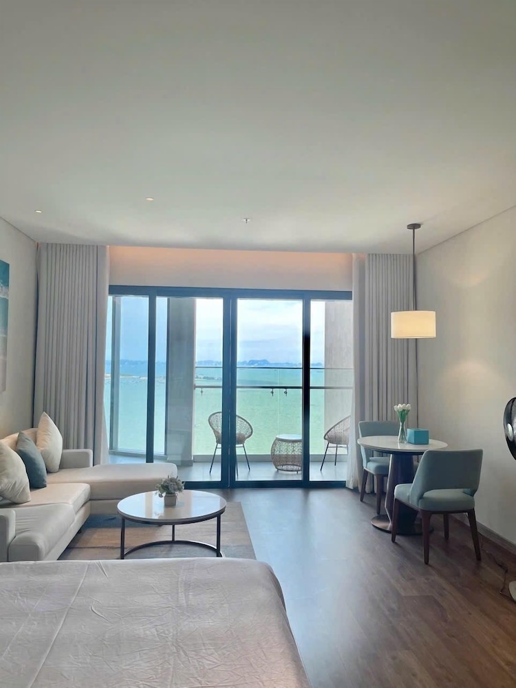 Sea view Àlacarte Ha Long Bay Apartment