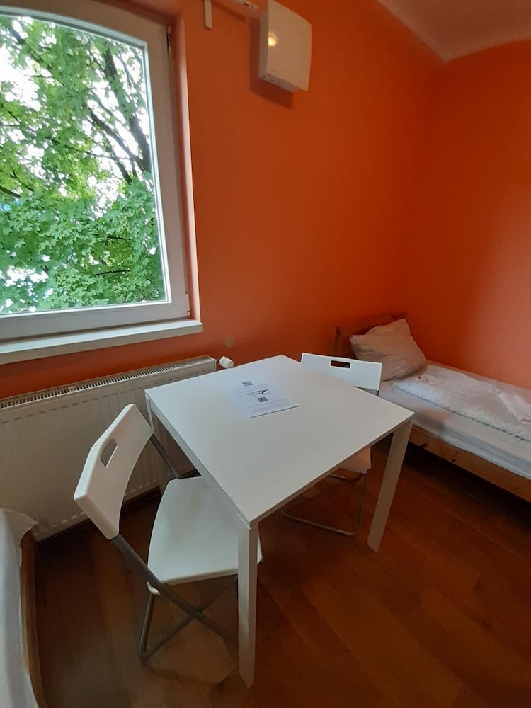 2-Rent Group Hostel Rooms&Apartments TUB19A