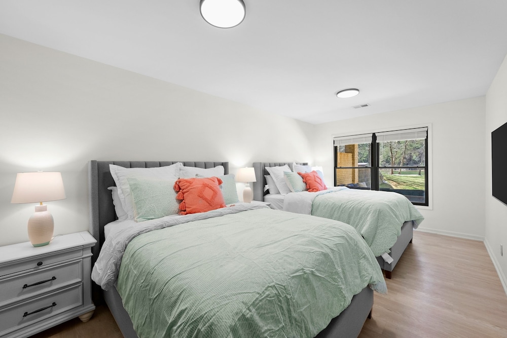 Knotty Pines by Avantstay Lake Views Renovated
