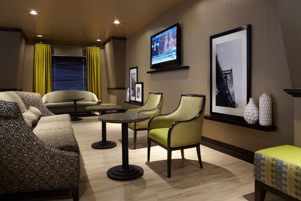 Montreal Vacations - Hampton Inn  Suites by Hilton Montreal-Dorval - Property Image 3