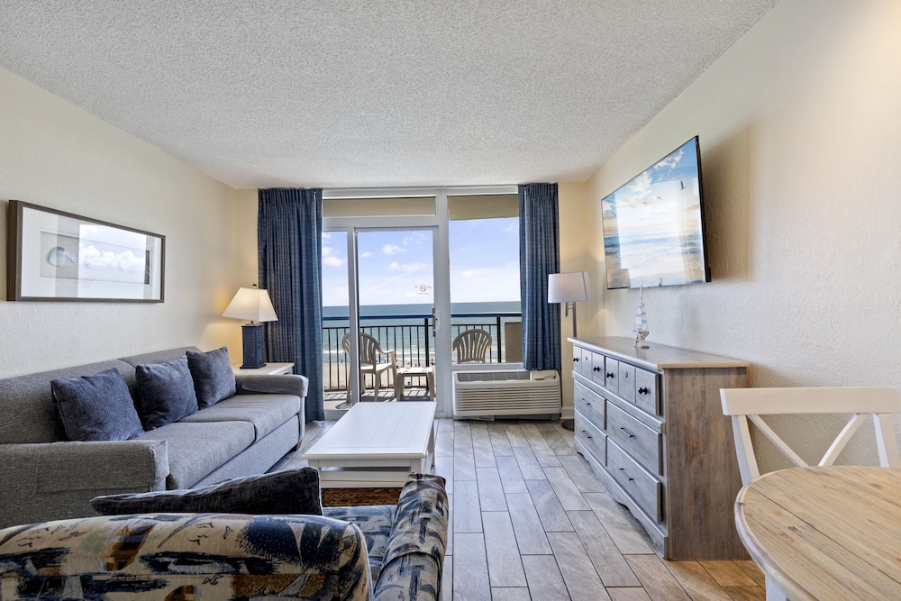Boardwalk Resort by Hosteeva