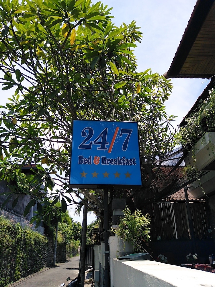 Twenty4Seven Bed & Breakfast - Hostel