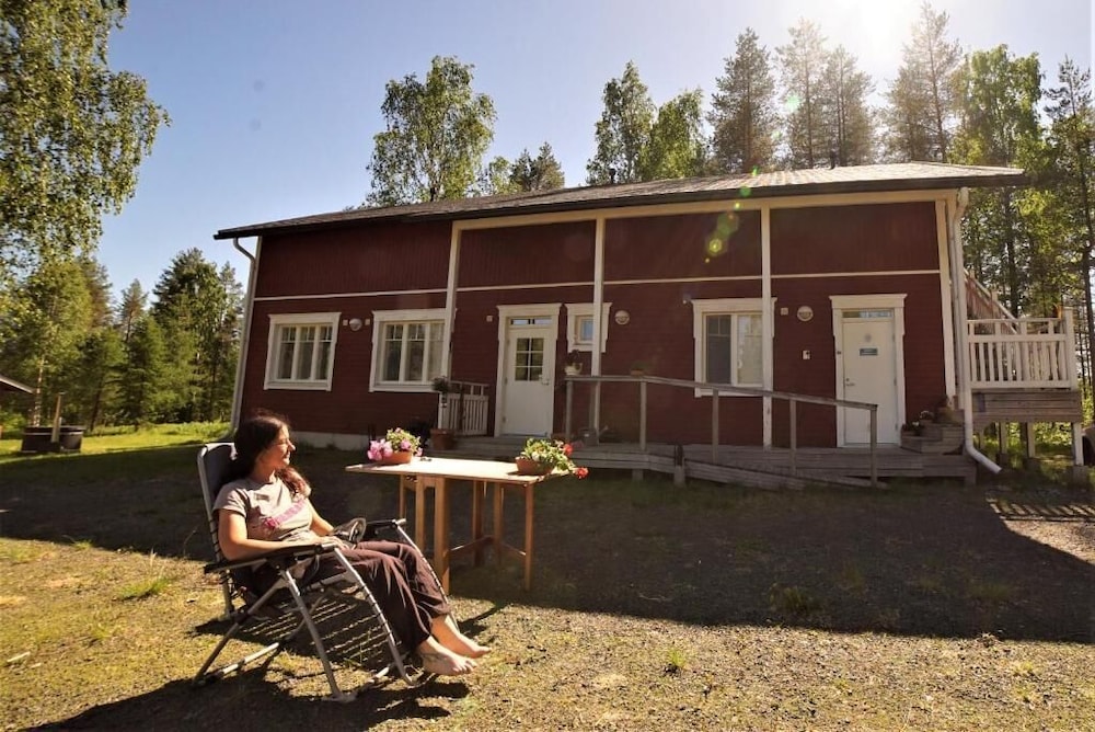 Old Pine Husky Lodge