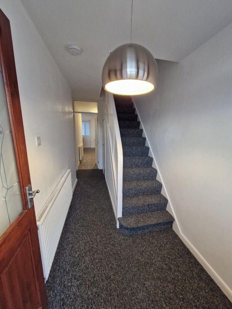 Spacious 3-bed Home -private Garden & Free Parking