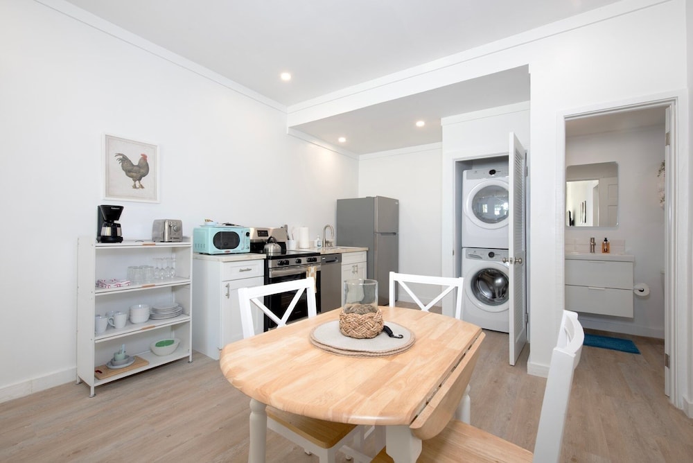 Laughing Bird Studio #7 - Brand New Stylish Apartment, Pool, Bea 1 Bedroom Condo, photo 41