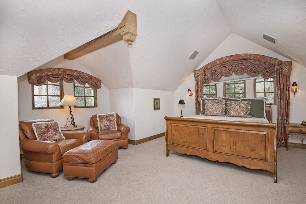 349 Holden Rd. 5 Bedroom Home by RedAwning view 5