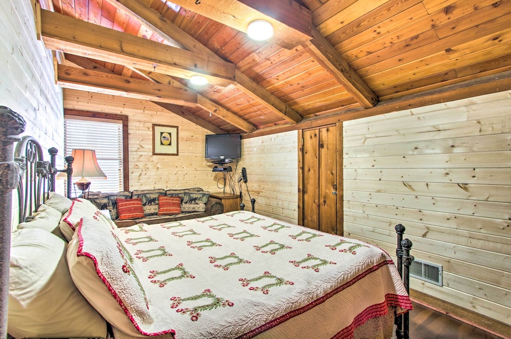 2 Mi to Ober Mtn: Hot Tub & Deck at Cozy Cabin!