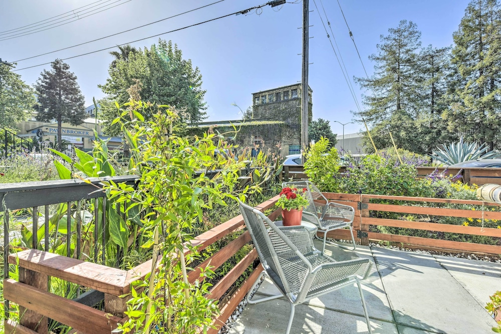 Sunny Oakland Retreat w/ Patio & Cute Garden!