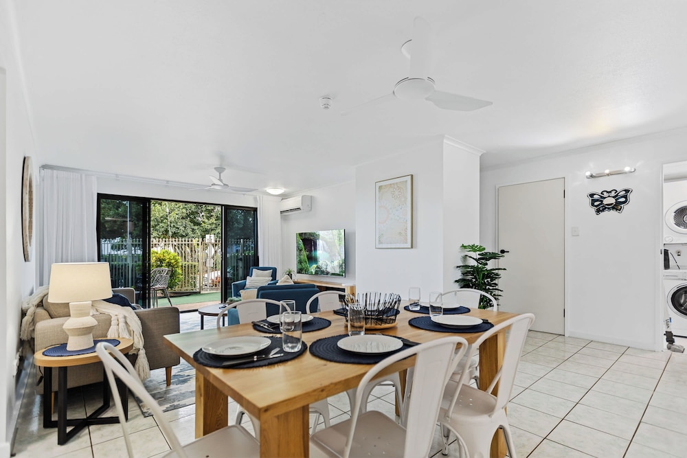 Rainforest Reef Retreat - Esplanade Ground-floor Apartment