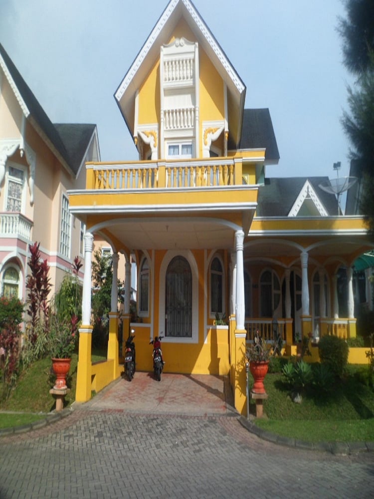 Villa Kota Bunga Sakura