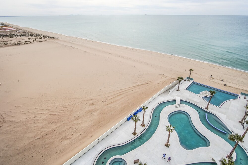Stunning 1 Bedroom Condominium